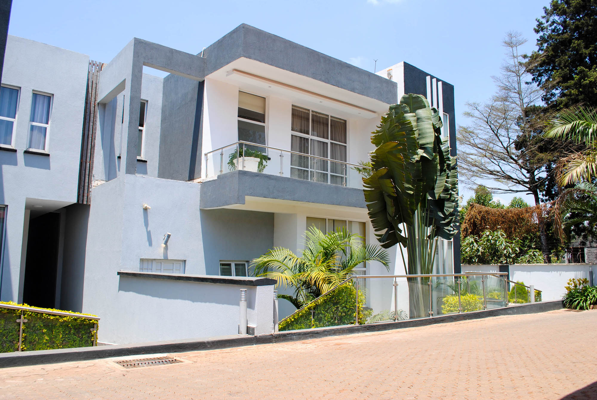 Modern 5 Bedroom Townhouse in Spring Valley