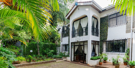 5 Bedroom Townhouse With Private Garden In Lavington